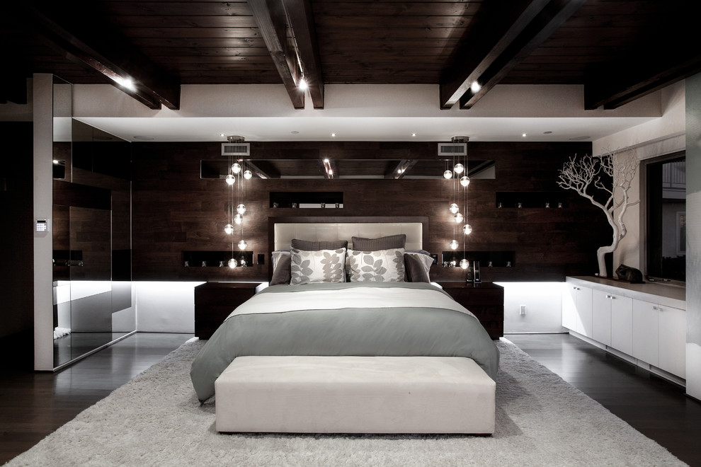 Modernes Schlafzimmer mit dunklem Holzboden in Los Angeles