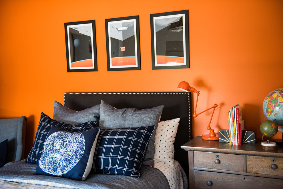 Пример оригинального дизайна: гостевая спальня среднего размера, (комната для гостей) в стиле неоклассика (современная классика) с оранжевыми стенами и полом из ламината