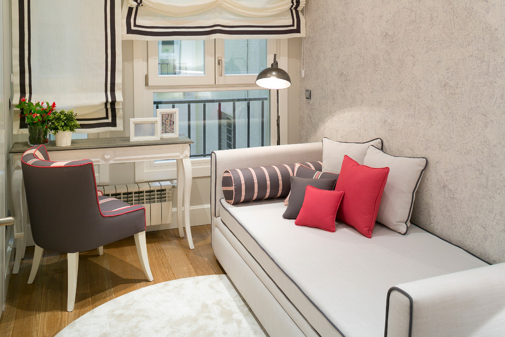 Imagen de habitación de invitados tradicional de tamaño medio sin chimenea con paredes multicolor y suelo de madera en tonos medios