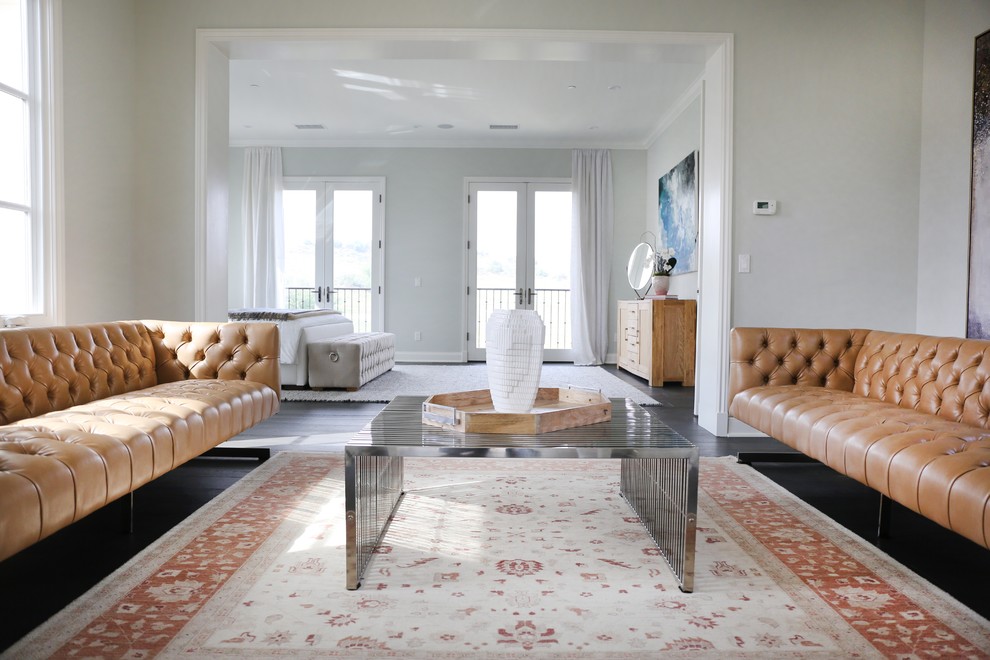 Geräumiges Klassisches Hauptschlafzimmer ohne Kamin mit weißer Wandfarbe und gebeiztem Holzboden in Los Angeles