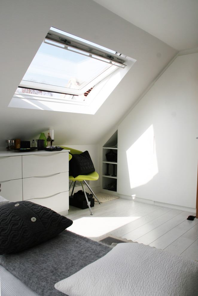 Foto de dormitorio contemporáneo con paredes blancas, suelo blanco y techo inclinado