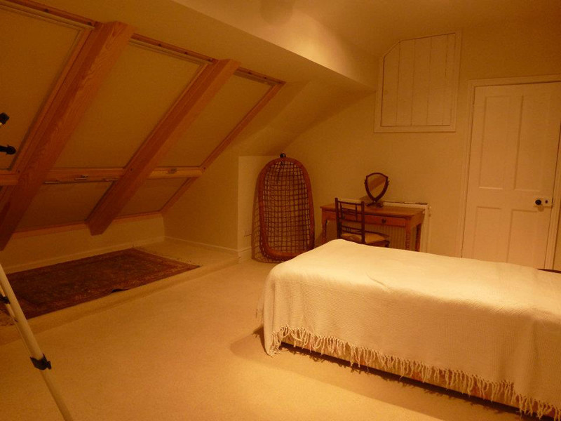 グロスタシャーにある中くらいなモダンスタイルのおしゃれなロフト寝室 (白い壁、カーペット敷き) のインテリア