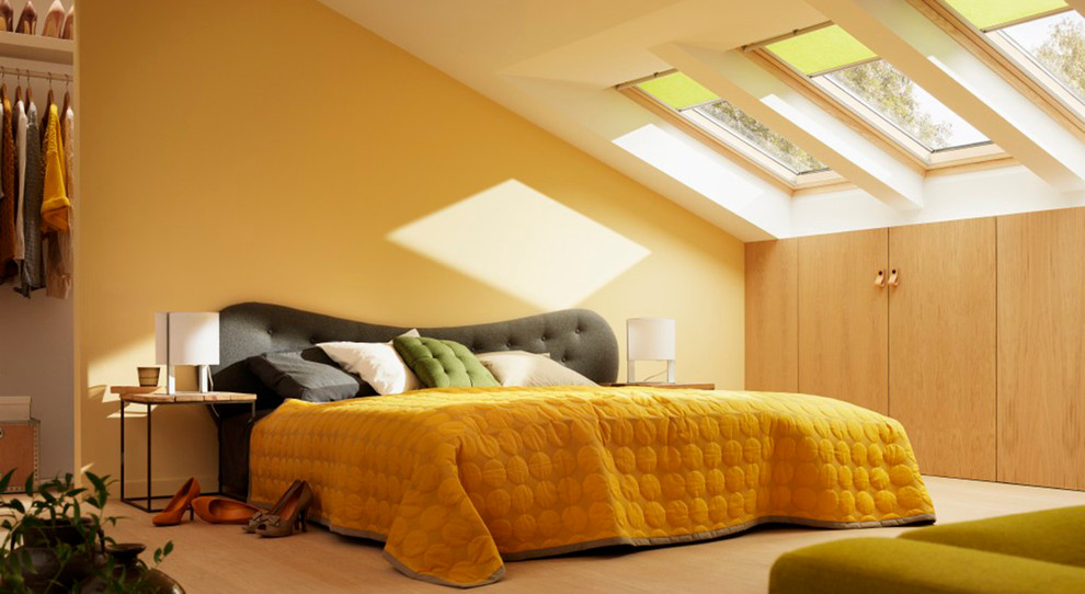 ソルトレイクシティにある広いコンテンポラリースタイルのおしゃれな寝室 (黄色い壁、淡色無垢フローリング、暖炉なし、ベージュの床) のレイアウト