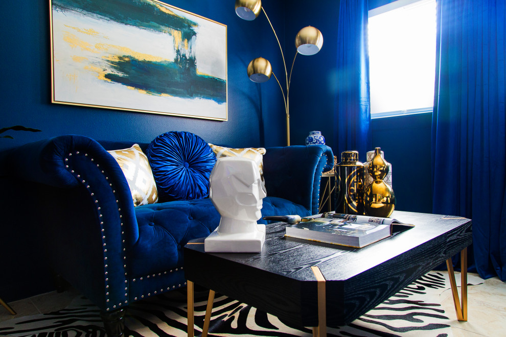 Foto di una camera matrimoniale boho chic di medie dimensioni con pareti blu, pavimento in gres porcellanato, camino sospeso, cornice del camino piastrellata e pavimento beige