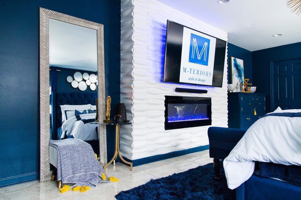 Inspiration pour une chambre parentale bohème de taille moyenne avec un mur bleu, un sol en carrelage de porcelaine, cheminée suspendue, un manteau de cheminée en carrelage et un sol beige.