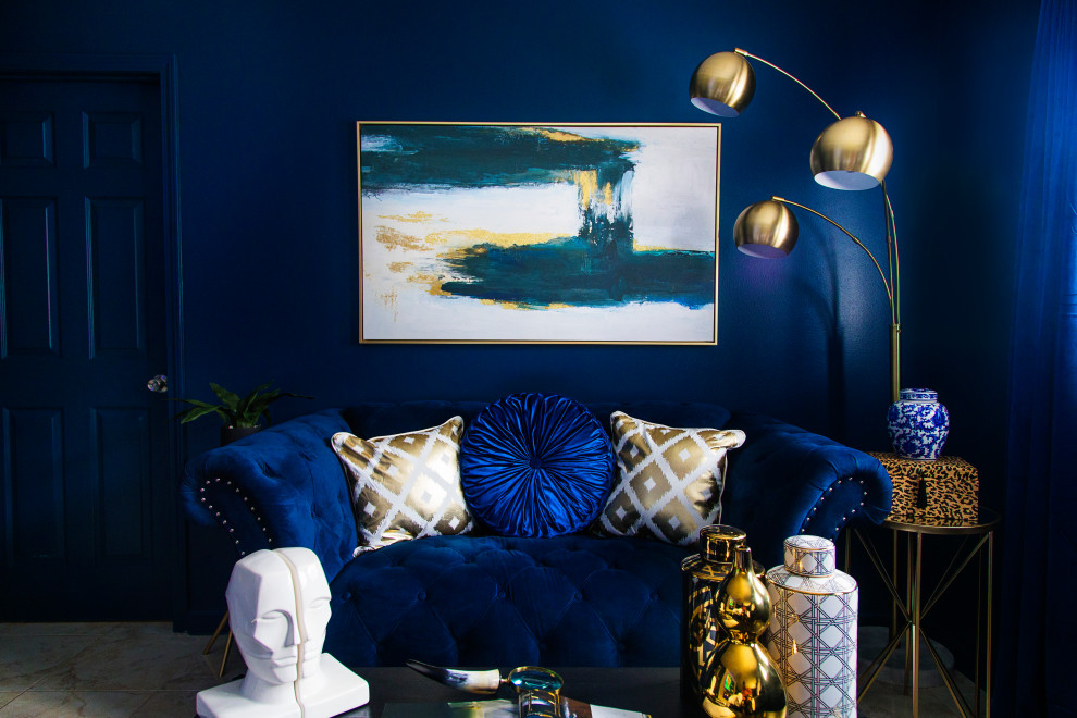 Idées déco pour une chambre parentale éclectique de taille moyenne avec un mur bleu, un sol en carrelage de porcelaine, cheminée suspendue, un manteau de cheminée en carrelage et un sol beige.