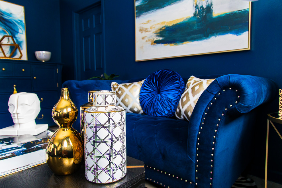 ニューオリンズにある中くらいなエクレクティックスタイルのおしゃれな主寝室 (青い壁、磁器タイルの床、吊り下げ式暖炉、タイルの暖炉まわり、ベージュの床) のレイアウト