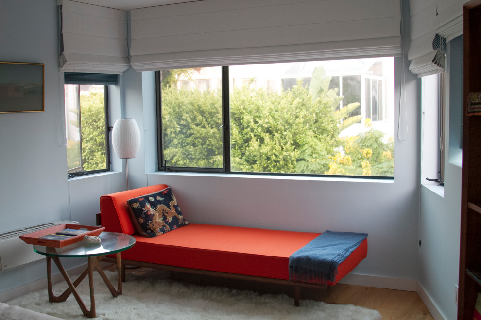 Ispirazione per una camera da letto minimalista di medie dimensioni con pareti grigie, parquet chiaro e pavimento beige