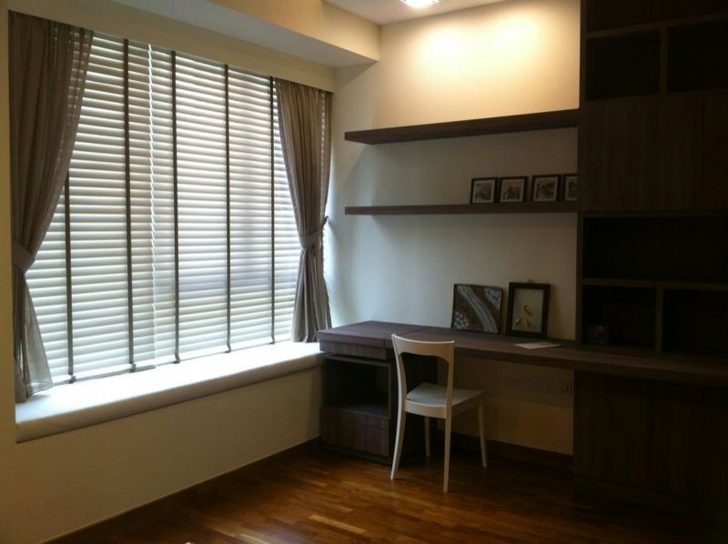 Immagine di una camera degli ospiti design di medie dimensioni con pareti bianche
