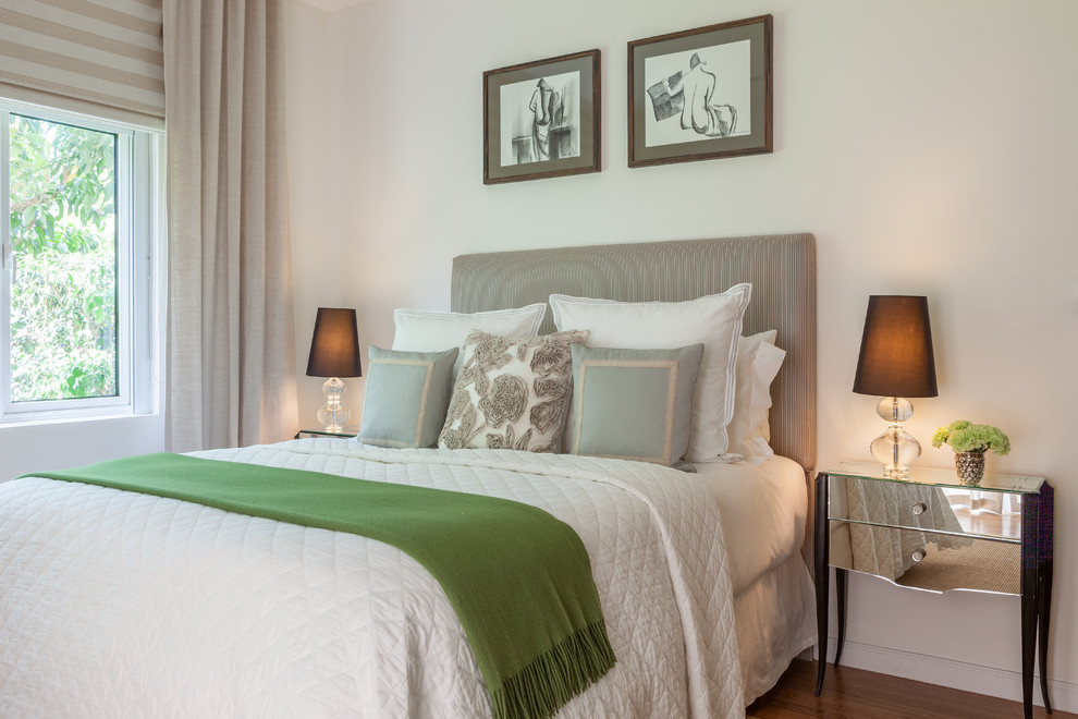 Foto de dormitorio principal clásico renovado de tamaño medio sin chimenea con paredes beige y suelo de madera en tonos medios