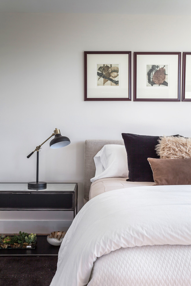 Imagen de habitación de invitados de estilo de casa de campo grande con paredes beige, suelo laminado y suelo beige