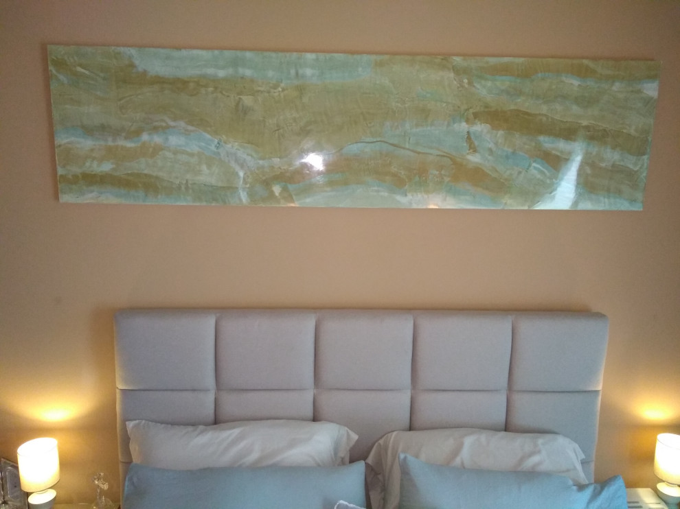 На фото: хозяйская спальня среднего размера в средиземноморском стиле с синими стенами с