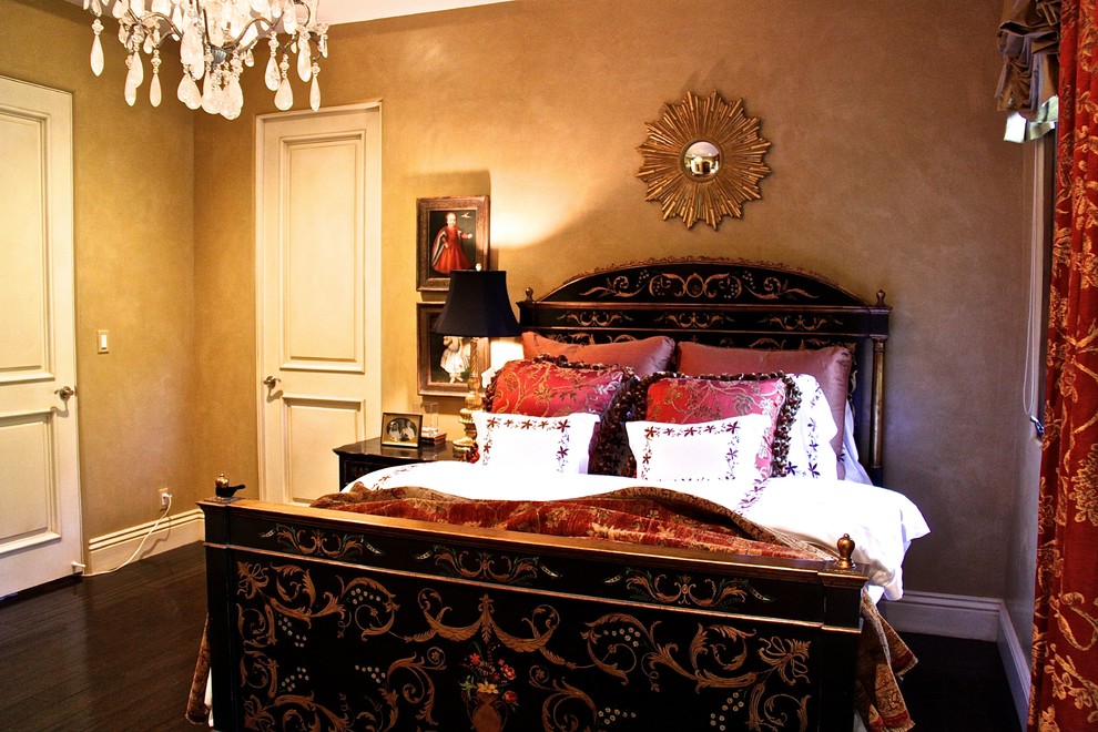 Esempio di una camera da letto mediterranea