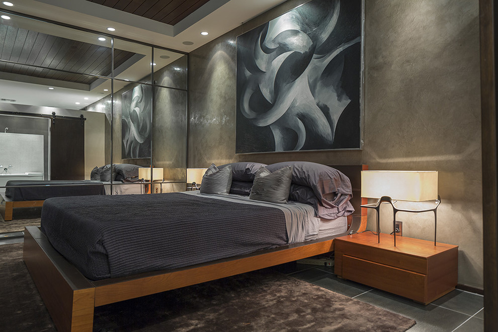Großes Modernes Hauptschlafzimmer ohne Kamin mit grauer Wandfarbe und Betonboden in Orange County