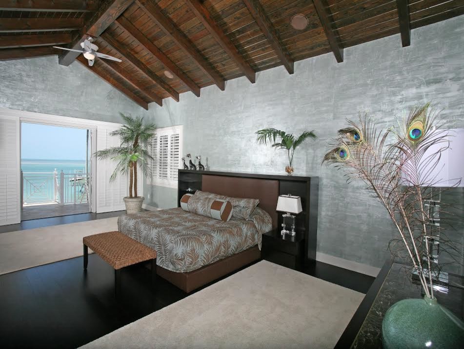 Maritimes Hauptschlafzimmer mit grüner Wandfarbe in Miami