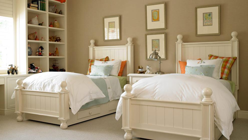 Immagine di una grande camera da letto classica con pareti beige