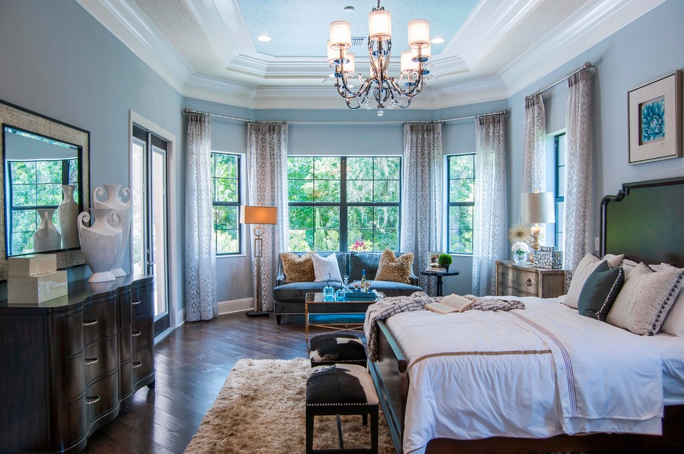 タンパにある広いトラディショナルスタイルのおしゃれな主寝室 (青い壁、濃色無垢フローリング) のレイアウト