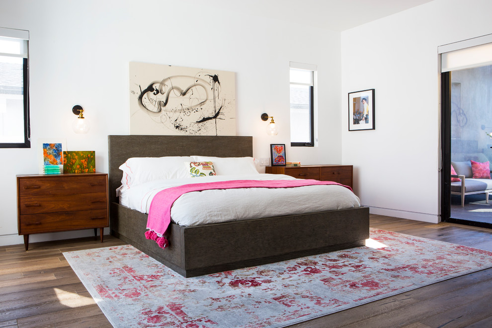 ロサンゼルスにある広いコンテンポラリースタイルのおしゃれな主寝室 (白い壁、無垢フローリング、茶色い床) のインテリア