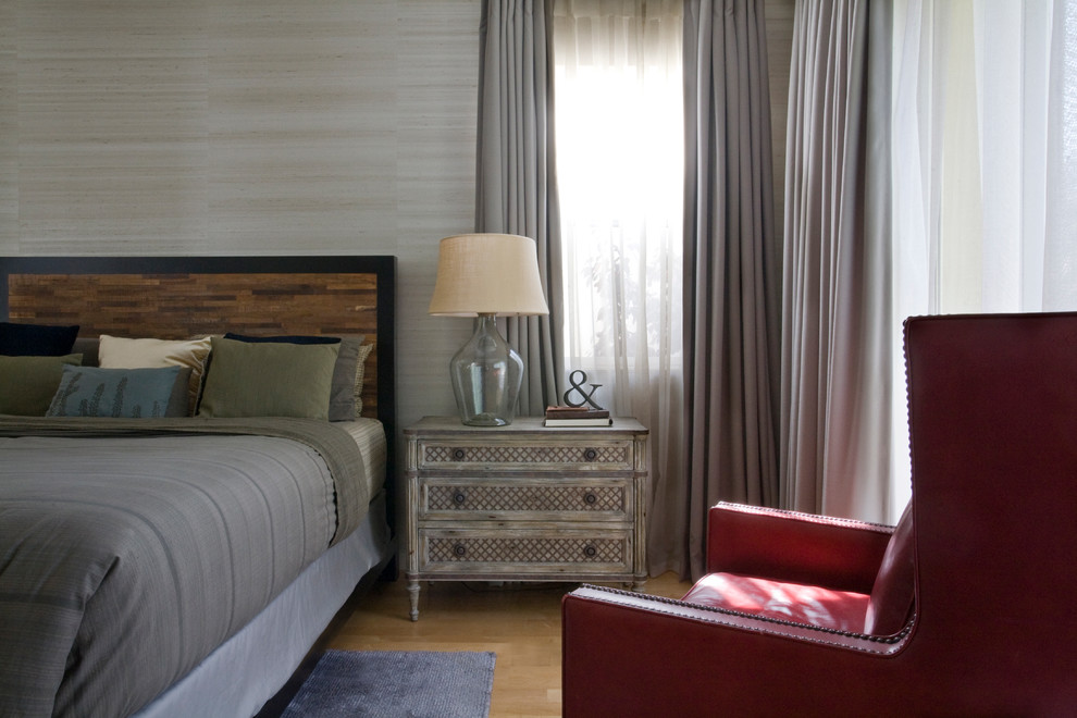 Foto de dormitorio principal ecléctico grande con paredes grises y suelo de madera clara