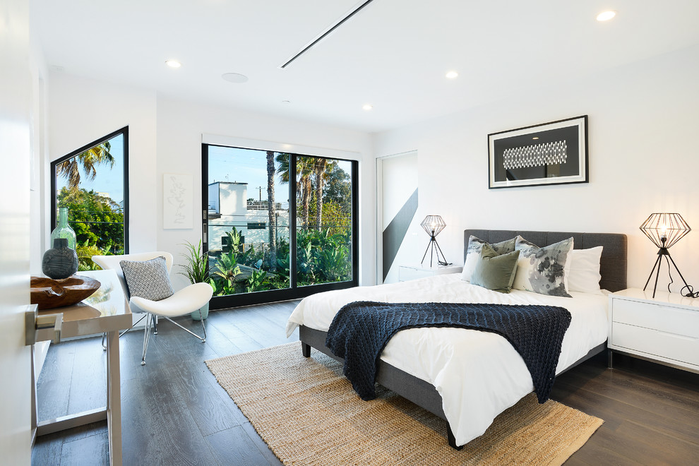 ロサンゼルスにある中くらいなコンテンポラリースタイルのおしゃれな主寝室 (白い壁、濃色無垢フローリング、暖炉なし、茶色い床)