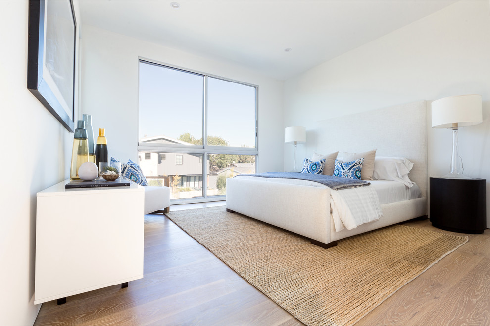 Mittelgroßes Modernes Hauptschlafzimmer mit weißer Wandfarbe, braunem Holzboden und beigem Boden in Los Angeles