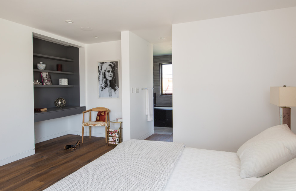 На фото: большая хозяйская спальня в современном стиле с белыми стенами, темным паркетным полом и коричневым полом без камина