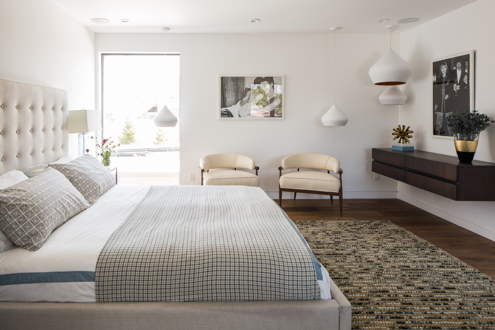 Großes Modernes Hauptschlafzimmer ohne Kamin mit weißer Wandfarbe, dunklem Holzboden und braunem Boden in Los Angeles