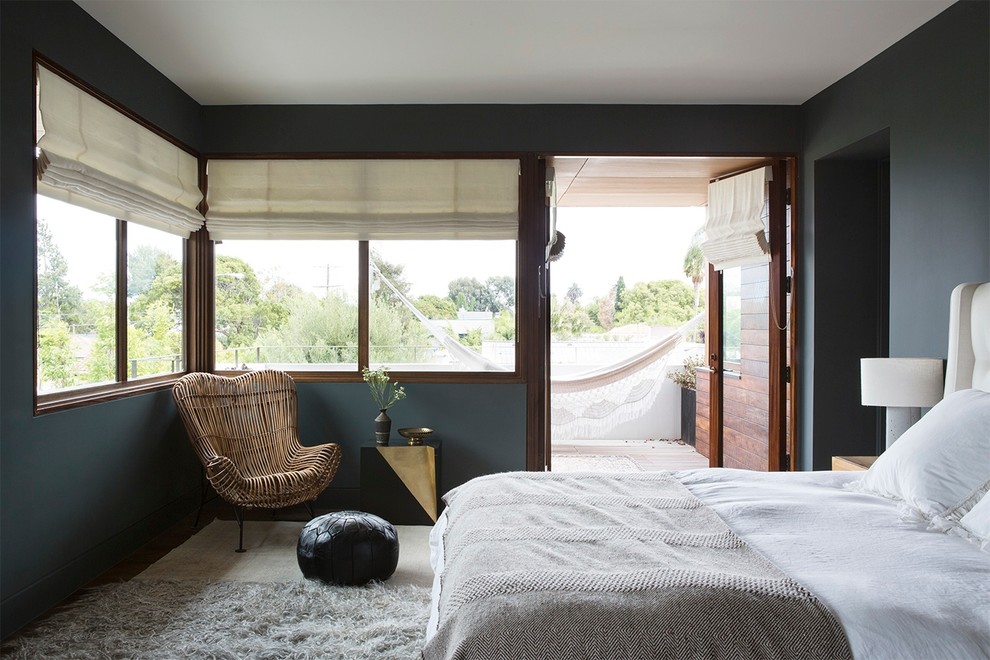 Пример оригинального дизайна: хозяйская спальня среднего размера в стиле неоклассика (современная классика) с синими стенами без камина