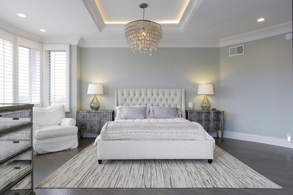Exempel på ett klassiskt sovrum, med grå väggar och grått golv