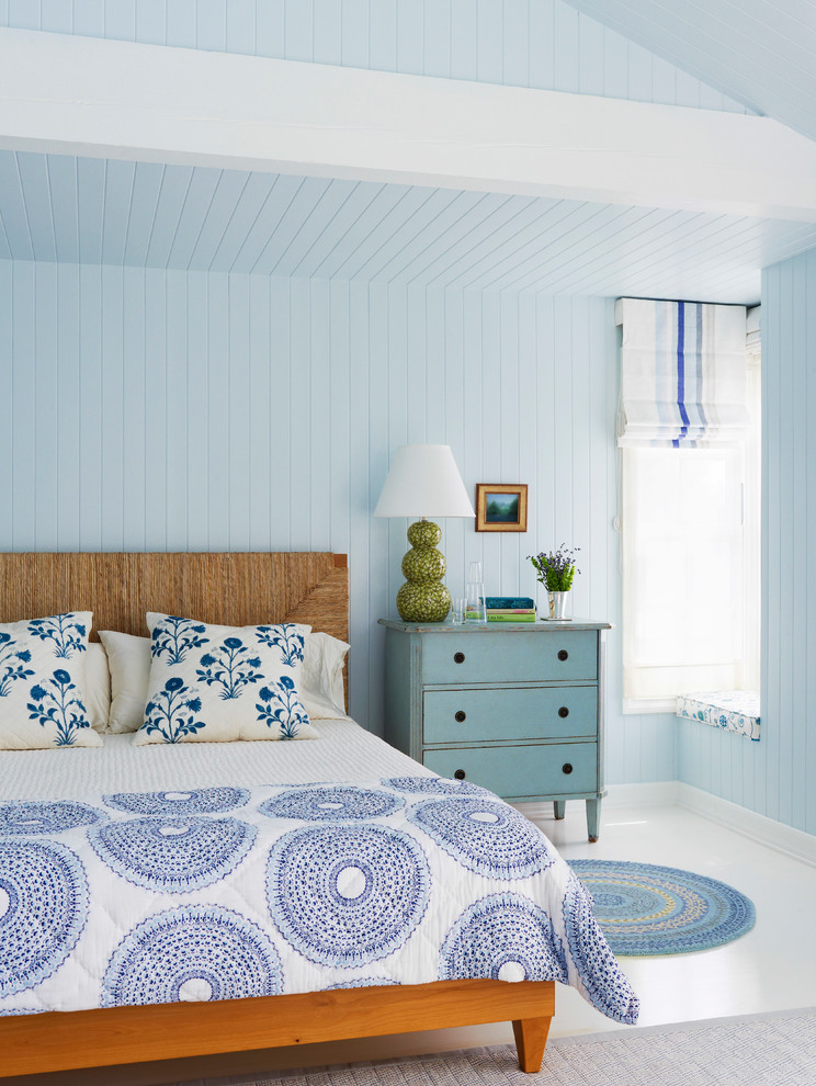 Idées déco pour une chambre bord de mer avec un mur bleu et un sol blanc.