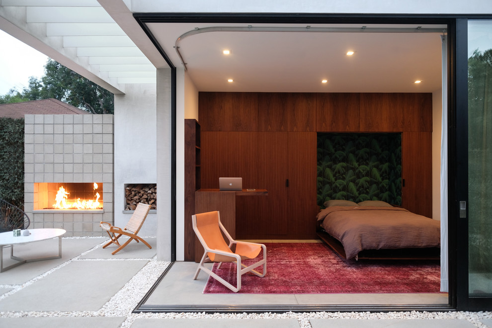 Пример оригинального дизайна: гостевая спальня (комната для гостей) в стиле модернизм с белыми стенами, бетонным полом, серым полом и акцентной стеной
