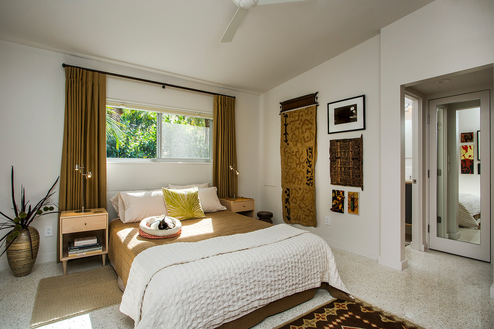 タンパにあるミッドセンチュリースタイルのおしゃれな客用寝室 (白い壁、コンクリートの床) のレイアウト