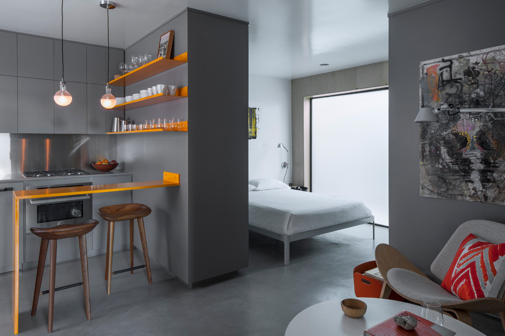 Kleines Modernes Hauptschlafzimmer ohne Kamin mit grauer Wandfarbe, Betonboden und grauem Boden in Los Angeles