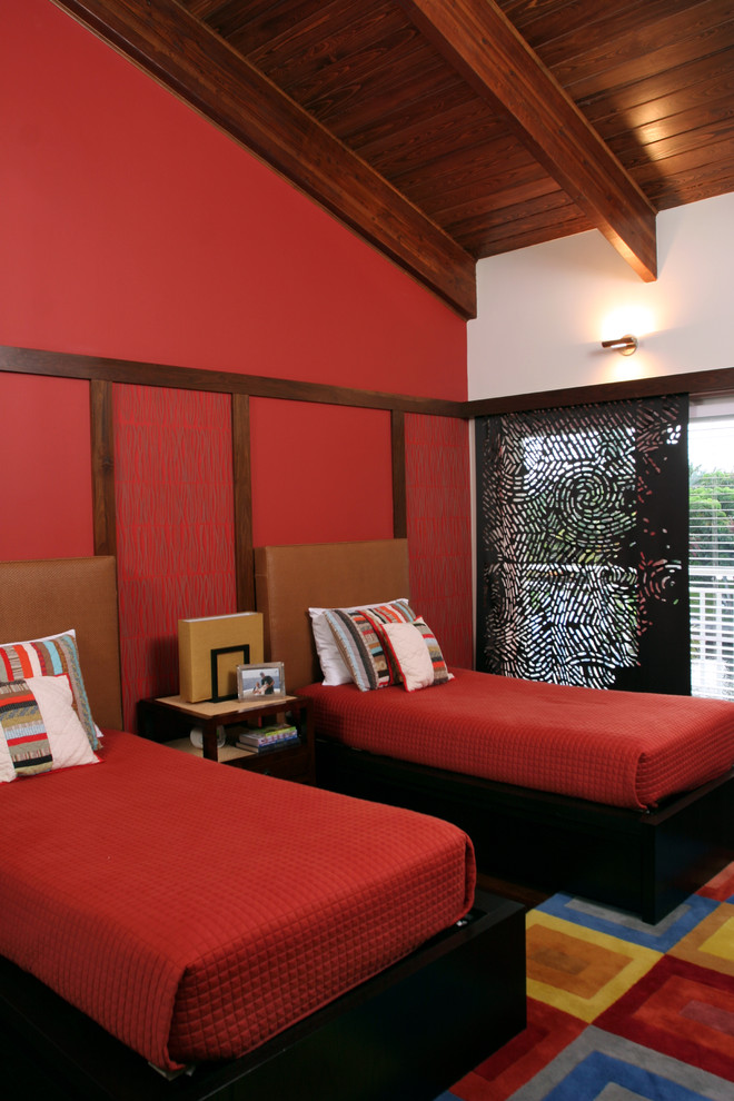 マイアミにあるコンテンポラリースタイルのおしゃれな客用寝室 (赤い壁) のインテリア