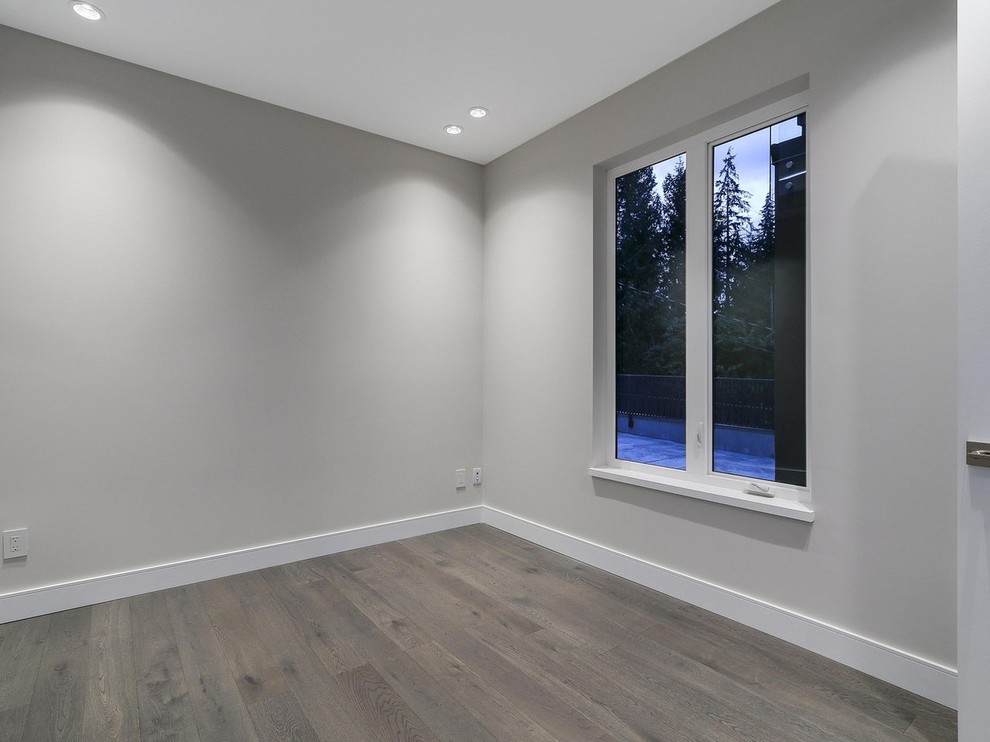 Ejemplo de dormitorio principal contemporáneo grande sin chimenea con paredes grises, suelo de madera clara y suelo beige