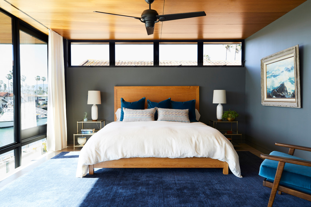 Modernes Hauptschlafzimmer ohne Kamin mit grauer Wandfarbe in Los Angeles