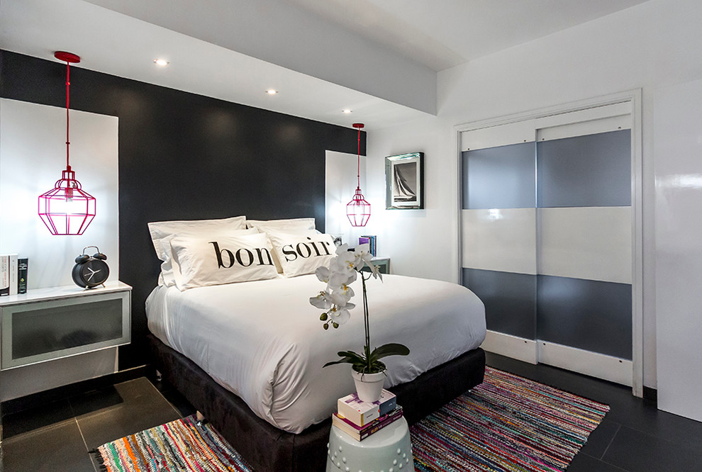 Idee per una piccola camera matrimoniale contemporanea con pareti nere e pavimento in gres porcellanato