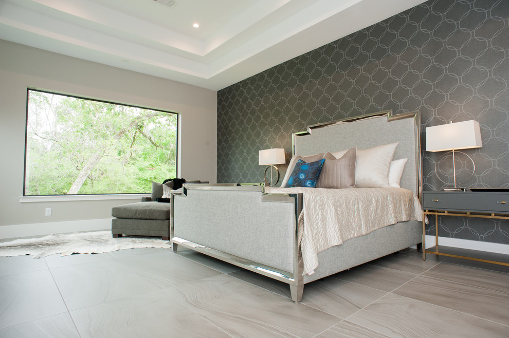Mittelgroßes Modernes Hauptschlafzimmer mit grauer Wandfarbe, Keramikboden und grauem Boden in Houston
