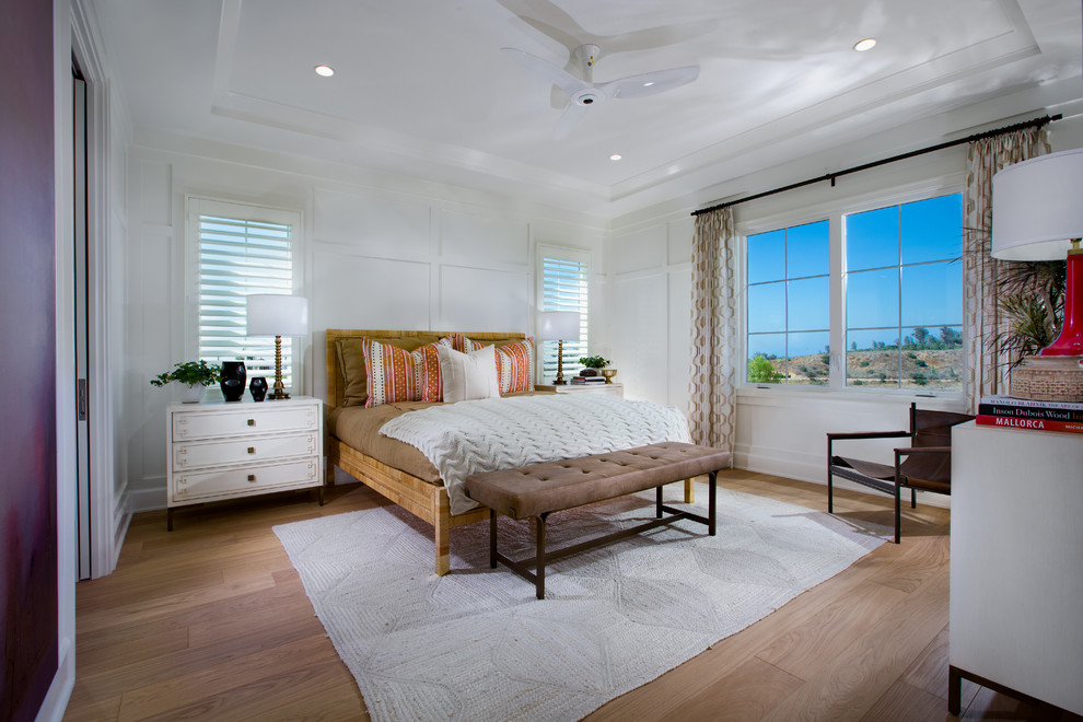 Klassisches Hauptschlafzimmer mit weißer Wandfarbe und hellem Holzboden in Orange County