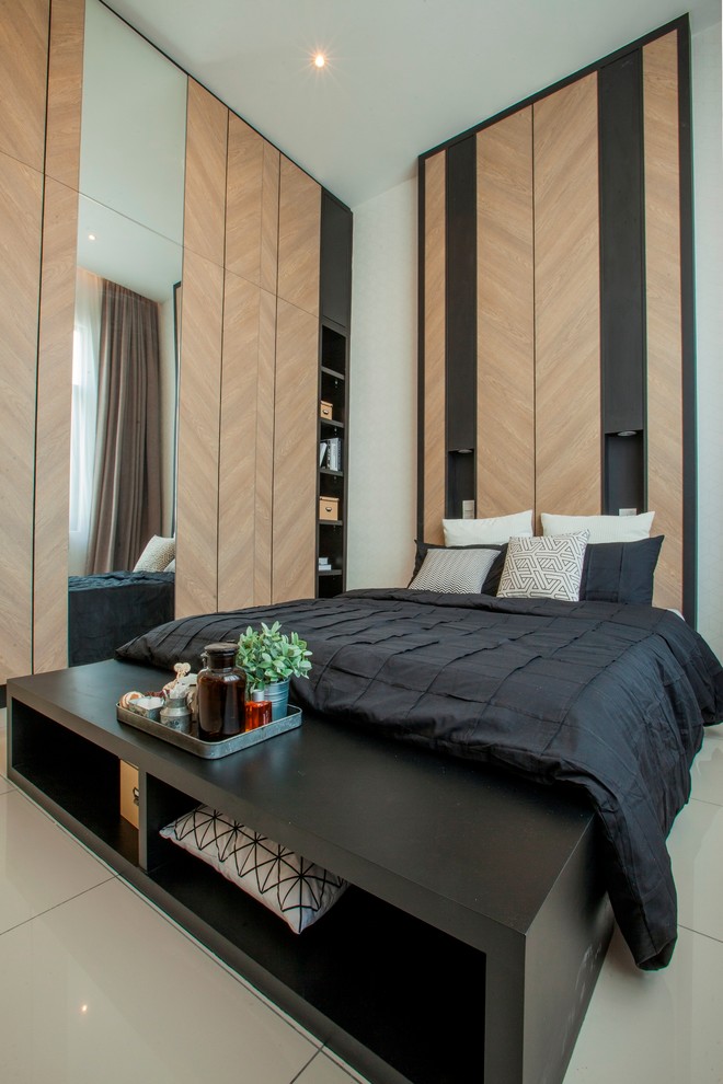На фото: гостевая спальня среднего размера, (комната для гостей) в стиле неоклассика (современная классика) с коричневыми стенами и полом из керамогранита без камина