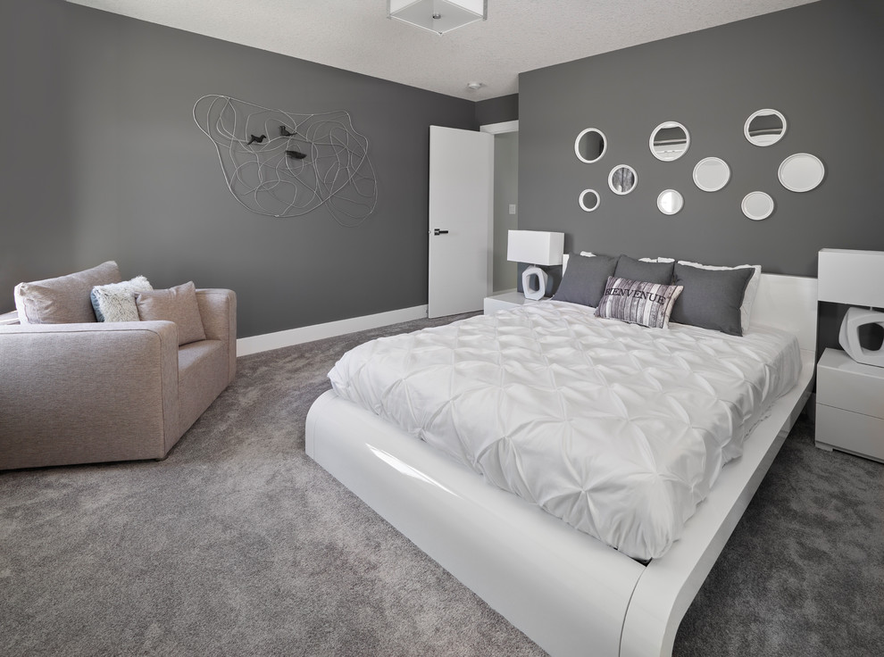 Modelo de habitación de invitados contemporánea grande con paredes grises, moqueta y suelo gris