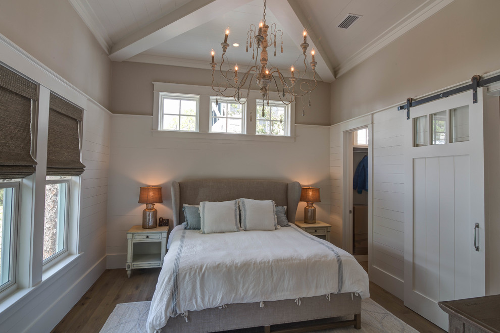 Maritimes Gästezimmer mit weißer Wandfarbe und hellem Holzboden in Atlanta