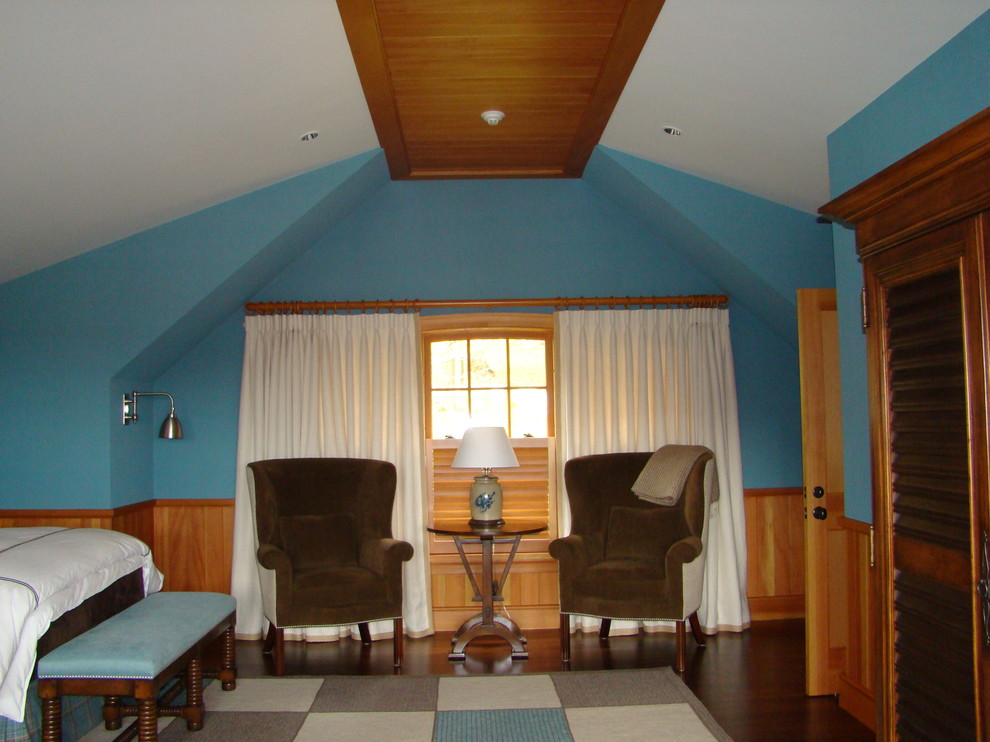 Ispirazione per una camera degli ospiti stile americano di medie dimensioni con pareti blu e parquet scuro