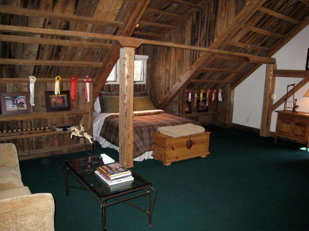 Foto de dormitorio tipo loft campestre de tamaño medio con paredes blancas y moqueta