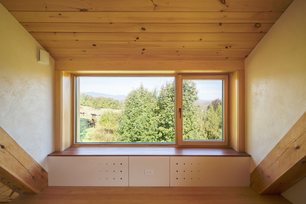 Idee per una piccola camera da letto stile loft rustica con pareti beige, parquet chiaro e pavimento marrone