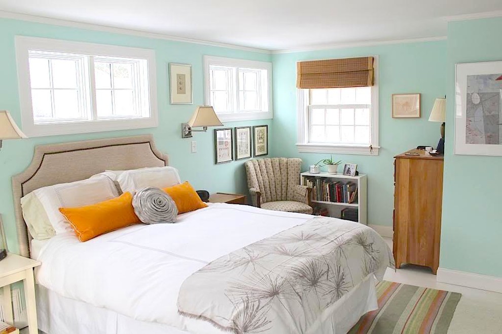 Imagen de dormitorio principal bohemio de tamaño medio con paredes azules y suelo de madera pintada