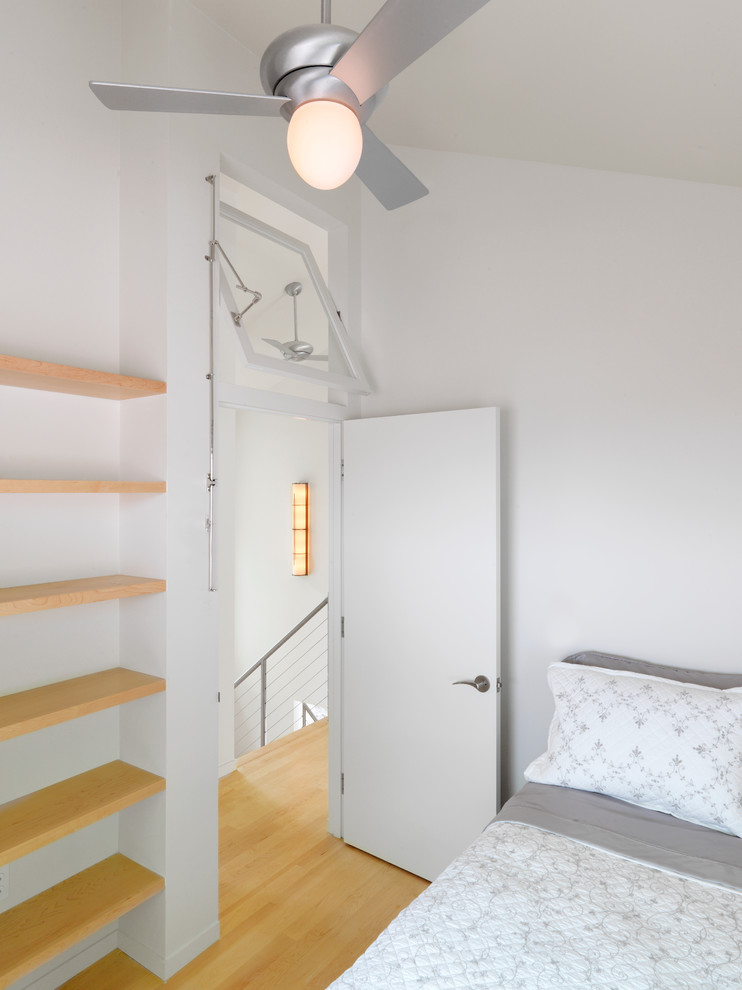 Идея дизайна: серо-белая спальня в современном стиле с белыми стенами