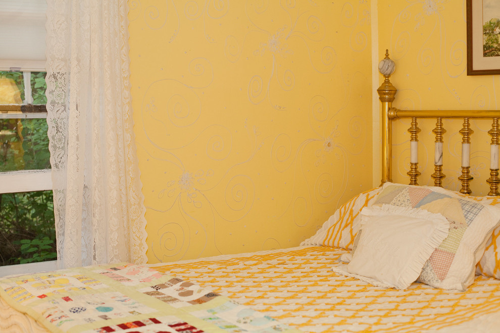 Идея дизайна: маленькая гостевая спальня (комната для гостей) в стиле рустика с синими стенами и деревянным полом для на участке и в саду