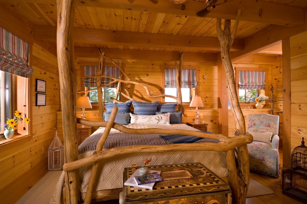 Diseño de habitación de invitados rural de tamaño medio sin chimenea con paredes marrones, suelo de madera clara y suelo marrón