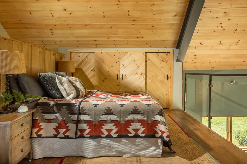 Mittelgroßes Rustikales Hauptschlafzimmer ohne Kamin mit brauner Wandfarbe, braunem Holzboden und braunem Boden in Burlington